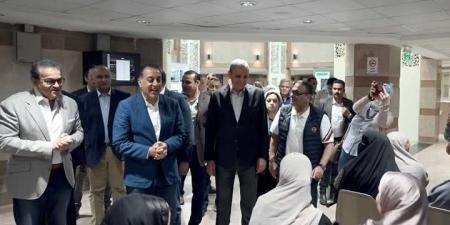 رئيس الوزراء يستمع للمواطنين المترددين على مستشفى محلة مرحوم