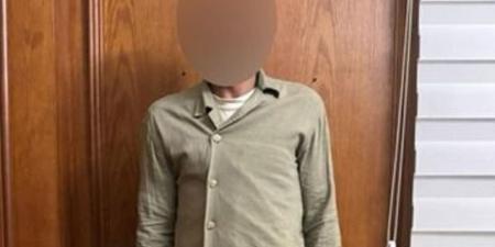 ضبط عاطل سرق هاتف محمول من شخص داخل مسجد القاهرة (فيديو)
