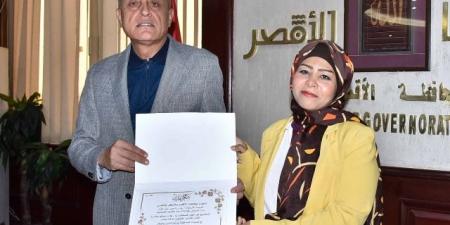 محافظ الأقصر يكرم الموظفين المتميزين بإدارة الشئون القانونية