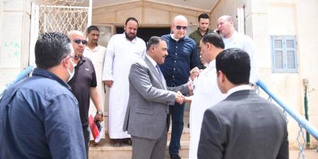 شعيب يتفقد القافلة الطبية  بمنطقة شمس الحكمة ويلتقي المواطنين