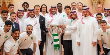 ولي العهد يستقبل وزير الرياضة ورئيس اتحاد القدم وإدارة ولاعبي الأهلي