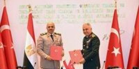 الفريق أحمد خليفة رئيس أركان حرب القوات المسلحة يعود إلى أرض الوطن بعد إنتهاء زيارته الرسمية لدولة تركيا