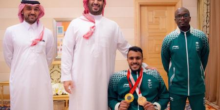 ولي العهد يستقبل عبدالرحمن القرشي بمناسبة تحقيقه ذهبية دورة الألعاب البارالمبية في باريس