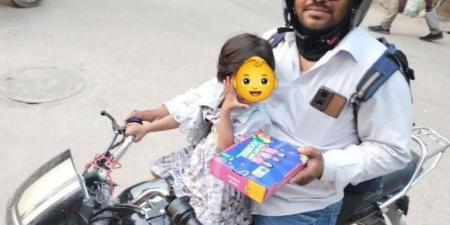 عامل توصيل طلبات يصطحب ابنته على دراجته النارية