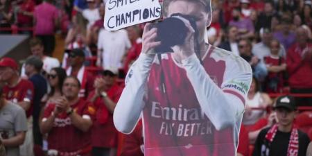 جمهور ليفربول يسخر من أرسنال ويصفر ضد أرنولد