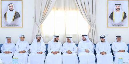 عبد العزيز بن حميد يعزي بوفاة علي العفاري