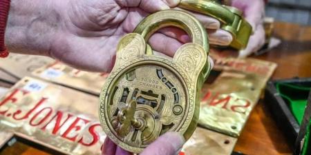 بريطاني يرث 200 قفل من القرن 19