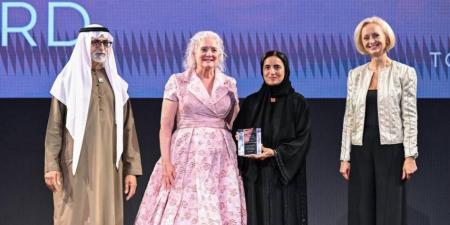 مدرسة «الجالية الأمريكية» في أبوظبي تكرم لبنى القاسمي