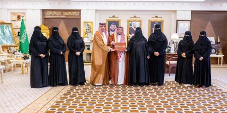 أمير القصيم يطلع على برامج جمعية "كنوز" وأبرز منجزاتها لعام 2024