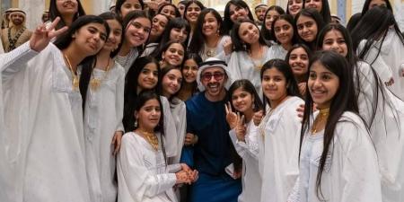 «شيخ التواضع».. احتفاء واسع بعفوية عبدالله بن زايد مع الأطفال خلال استقبال ترامب