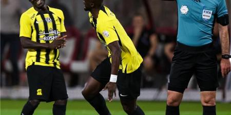 الاتحاد يكتسح الرائد بثلاثية ويتوج بطلا لدورى روشن السعودى