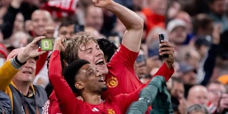 الهاتف تعطل والسيلفي فشل.. نجم مانشستر يونايتد يقلد محمد صلاح