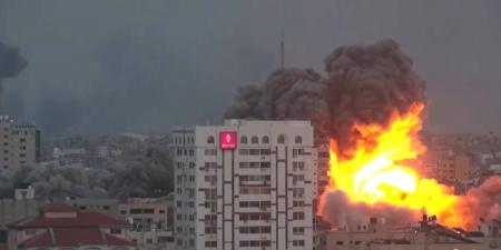 استشهاد 3 أشخاص بينهم طفلة في قصف للاحتلال غرب خان يونس بغزة