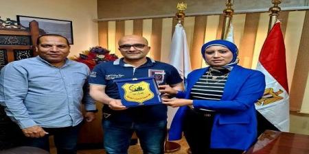 رئيس جهاز مدينة السويس تُكرِّم عددًا من العاملين المتميزين