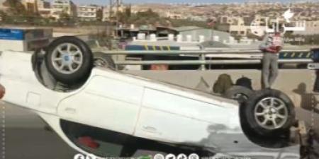 بالفيديو ..  انقلاب مركبة أعلى جسر عين الباشا دون إصابات