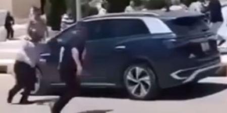 بالفيديو ..  طلبة بجامعة عجلون الوطنية يحاولون مهاجمة رئاسة الجامعة بسبب حفلة تخرج