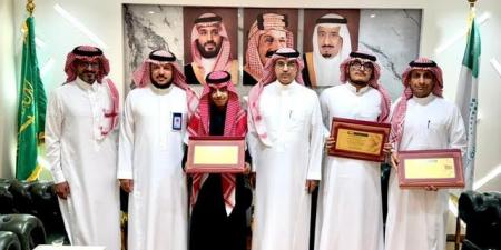 مدير تعليم الطائف يكرم طالبان من ذوي الاحتياجات الخاصة