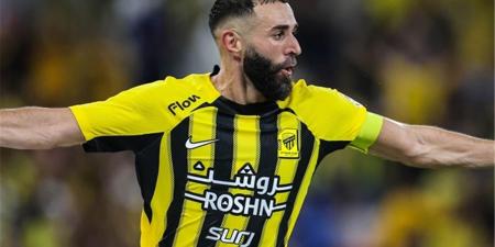 شاهد .. بنزيما يرفع كأس خادم الحرمين الشريفين