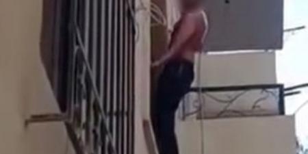 ملابسات قيام شخص بممارسة البلطجة والتعدى على والده بالجيزة
