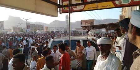 شهدت إطلاق نار كثيف.. - حضرموت.. إحتجاجات واسعة في تريم تطالب بإقالة المحافظ وتندد بتردي الخدمات وقمع المتظاهرين