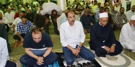 محافظ سوهاج يؤدي صلاة الجمعة بمسجد الشرطة بمدينة ناصر