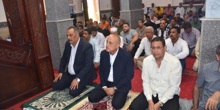 محافظ الأقصر يؤدي صلاة الجمعة بمسجد شركة مياه الشرب والصرف الصحى 