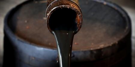 النفط يُغلق على ارتفاع لكنه يتكبد خسارة أسبوعية بأكثر من 4%