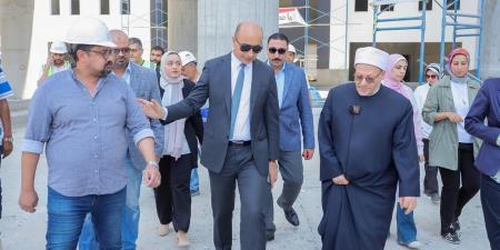 رئيس جامعة دمنهور والمفتي السابق يتفقدان إنشاء المستشفى الجامعى