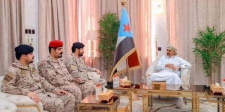 ما دلالات رفع الزبيدي علم الانفصال خلال لقائه وفد عسكري سعودي في عدن؟