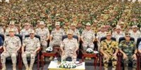 وزير الدفاع والإنتاج الحربى يلتقى بعدد من مقاتلى القوات الخاصة من المظلات والصاعقة