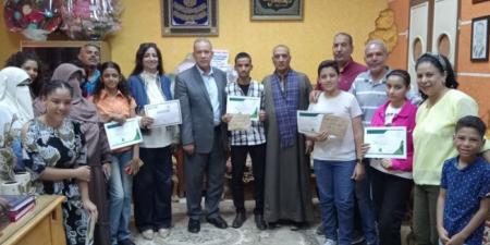 وكيل وزارة التعليم بأسيوط يكرم الطلاب الفائزين بالمراكز الأولى