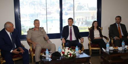وزير الزراعة يلتقي عدد من المسؤولين على هامش فعاليات المؤتمر الزراعي بالبحيرة
