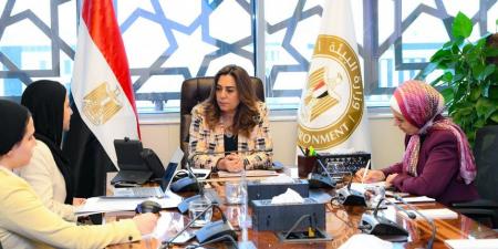 وزيرة التنمية المحلية والقائم بأعمال وزيرة البيئة تستعرض ملفًا حول المشروعات التي تنفذها وزارة البيئة من خلال مرفق البيئة العالمية