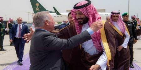ملك الأردن يغادر نيوم.. وولي العهد في مقدمة مودعيه