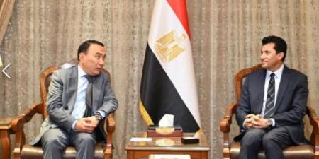 وزير الشباب والرياضة وسفيركزاخستان يجتمعان لتعزيزالتعاون المشترك