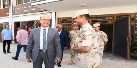 رئيس جامعة أسيوط يتفقد برامج التربية العسكرية لتعزيز الانضباط الوطني