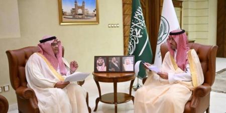 مُحافظ جدَّة يستمع لخدمات المسافرين والمعتمرين