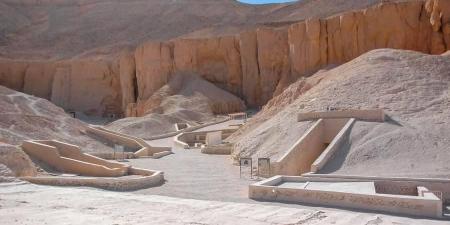 بيان عاجل من السياحة المصرية يكشف أسباب حريق وادي الملوك في الأقصر