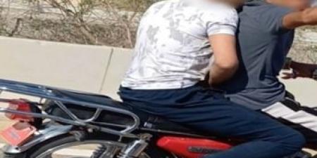 حقيقة ادعاءات قيام شخصين يستقلان دراجة نارية بسرقة هاتف محمول