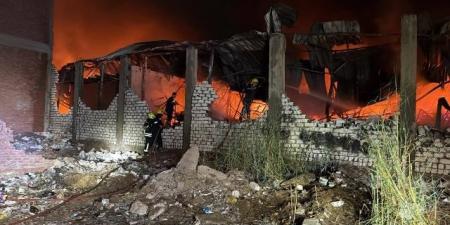 إندلاع حريق هائل في مصنع أحذية بالخانكة