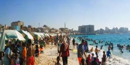 موجة الحر تنعش شواطئ مطروح بطول الساحل الشمالي الغربي