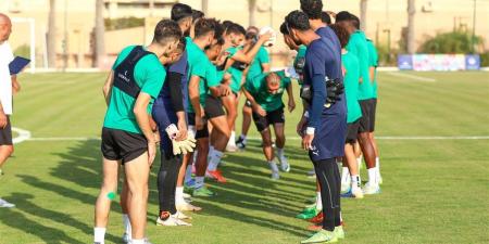 "ممر شرفى" .. كيف استقبل لاعبو المصرى النجم الفرنسى كيليان ؟