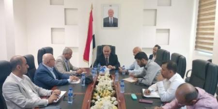 باذيب يوجه بإعداد خطة لنقل إيرادات قطاع الاتصالات إلى عدن