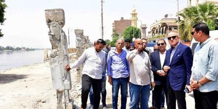محافظ الأقصر يتفقد مشروعات تطوير الطرق والكورنيش ومصنع السكر