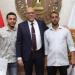 وزير العمل يُسلم عقودا للمتقدمين على فرص عمل بالإمارات