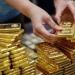 الأمريكيون يتزاحمون على بيع الذهب في ظل ارتفاع قياسي للأسعار