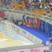 اللجنة المنظمة توزع قميص منتخب الناشئين على الجماهير في المدرجات قبل لقاء الدنمارك
