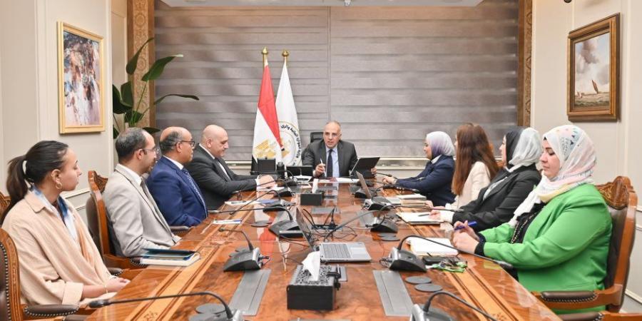 وزير الموارد المائية والري يبحث مقترح إعداد عدد من الأفلام الوثائقية لتوثيق تاريخ الري في مصر