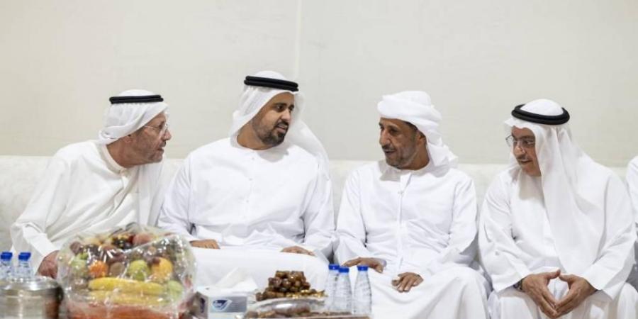 ذياب بن محمد يقدم واجب العزاء في وفاة والدة الشهيد إسماعيل عبدالقادر الملا