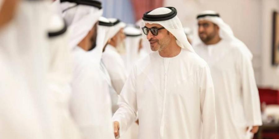 هزاع بن زايد يلتقي أعيان وأهالي سويحان وناهل في مجلس سويحان في العين